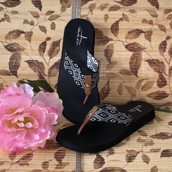 bluefin Shoes - NWOT Bluefin Flip Flops 🩴